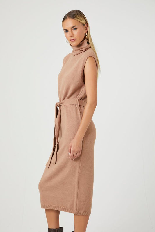 VESTIDO CON CUELLO TORTUGA Y DETALLE DE LAZO EN LA CINTURA
