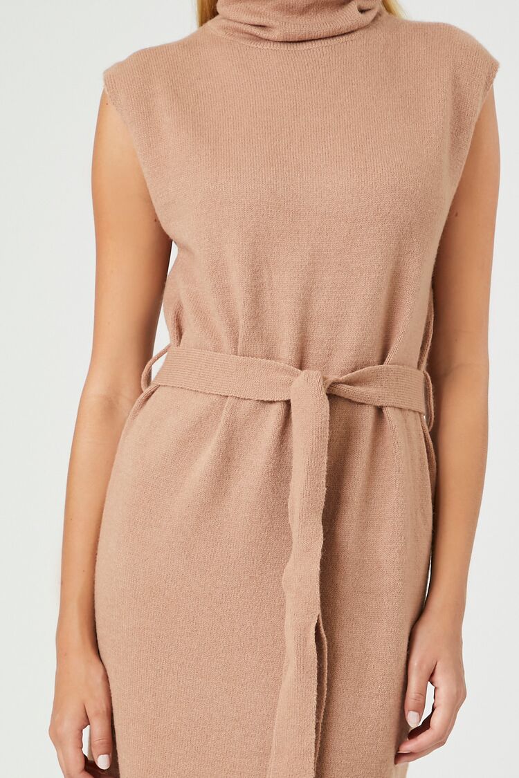VESTIDO CON CUELLO TORTUGA Y DETALLE DE LAZO EN LA CINTURA