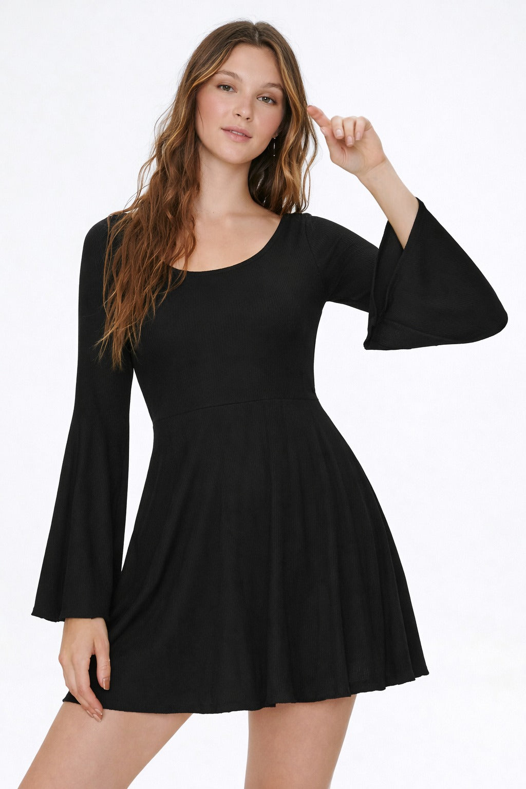 VESTIDO CORTO CON MANGAS ACAMPANADAS