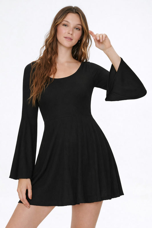 VESTIDO CORTO CON MANGAS ACAMPANADAS