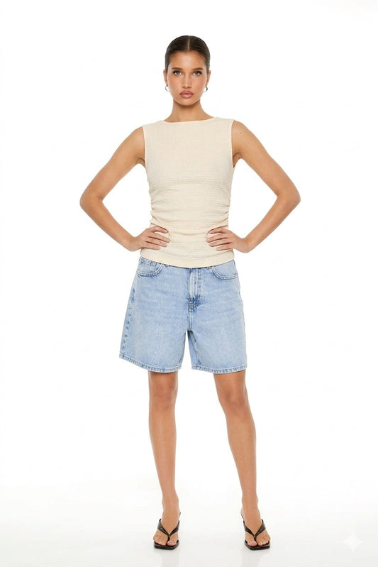 TOP TEXTURIZADO CON DETALLE DE DRAPEADO EN LA CINTURA